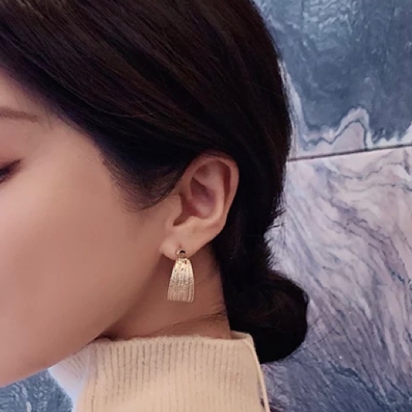 Beautiful Gold Korean C-shaped Earrings - Picture 5 of 6